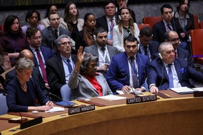 La embajadora de Estados Unidos ante la ONU, Linda Thomas-Greenfield, se abstiene en la resolución de alto el fuego, este lunes.