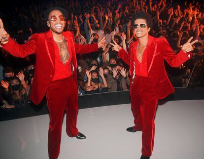 Anderson Paak y Bruno Mars, de Silk Sonic, en el escenario de la gala de los American Music Awards en Los Ángeles, el 21 de noviembre.