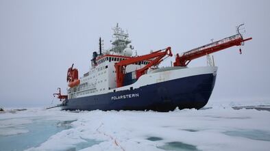 El rompehielos 'Polarstern' avanza a través del hielo ártico, la semana pasada.