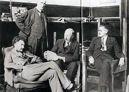 El poeta Ezra Pound, John Quinn (de pie), abogado, Ford Madox Ford, editor, y James Joyce, de izquierda a derecha.