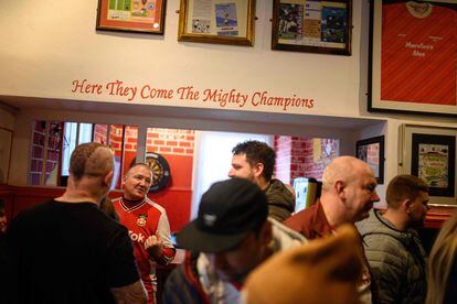 Aficionados del Wrexham conversan en un pub situado al lado de Racecourse Ground, minutos antes del inicio del partido de quinta división inglesa.