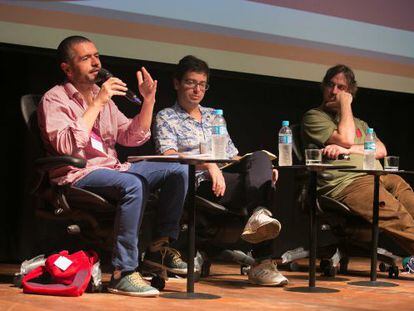 El escritor Leopoldo Brizuela, al hablar durante el debate de la Flip.