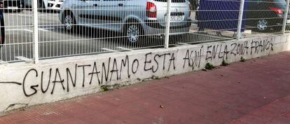 Pintada en el CIE de la Zona Franca de Barcelona que dice: &quot;Guant&aacute;namo est&aacute; aqu&iacute;, en la Zona Franca&quot;.