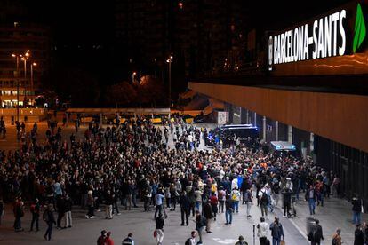 Los Mossos d'Esquadra han restringido los accesos a la estación de Sants de Barcelona por la nueva concentración que han convocado los denominados Comités de Defensa de la República (CDR), que han llamado a "rodear" las instalaciones ferroviarias en protesta por la sentencia del 'procés'.