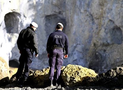 Dos agentes de la Guardia Nacional Republicana de Portugal, en la cantera dónde se ha explosionado parte del material.