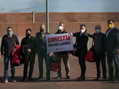 De izquierda a derecha: Josep Rull, Jordi Sànchez, Raül Romeva, Joaquim Forn, Jordi Cuixart, Jordi Turull y Oriol Junqueras, al abandonar la prisión esta mañana.