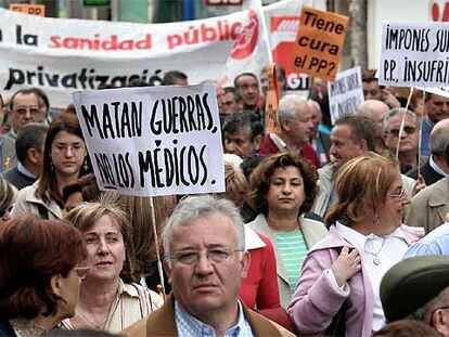 Manifestación de vecinos de Leganés en abril de 2005 para apoyar a los médicos acusados.