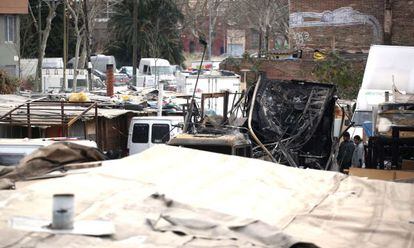 Vehículo calcinado dentro del asentamiento de la calle Alaba