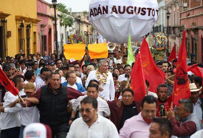 Adán Augusto López en Oaxaca durante su gira de campaña, el pasado 25 de junio.