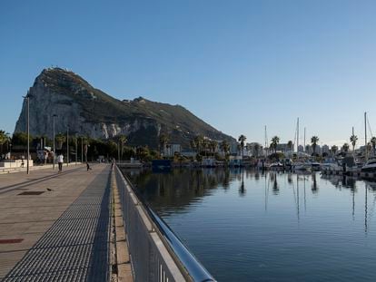 Vistas de Gibraltar desde la Línea de la Concepción.