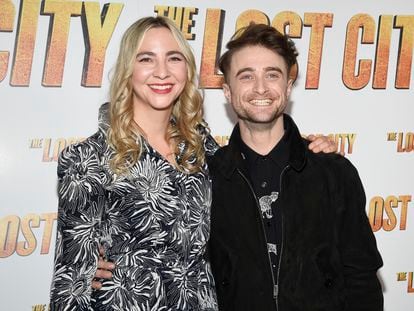 El actor Daniel Radcliffe, junto a su novia Erin Darke, en la presentación de su nueva película 'La ciudad perdida', este lunes 14 de marzo, en Nueva York.