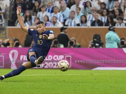 Mbappé marca su segundo gol ante Argentina en la final del Mundial este domingo.