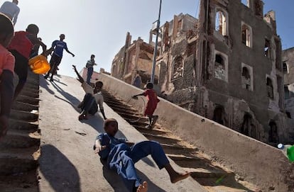 Ni&ntilde;os jugando entre ruinas en Mogadiscio. 