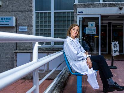 Paz González, pediatra de atención primaria, frente al centro de salud Barrio del Pilar, en Madrid, el 9 de junio.