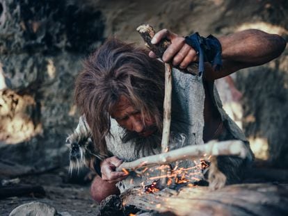 Representación de un neandertal haciendo fuego.