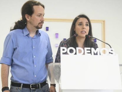 Iglesias y Montero, durante el anuncio de la consulta a las bases de Podemos. En vídeo, declaraciones de Juan Carlos Monedero, cofundador de Podemos.