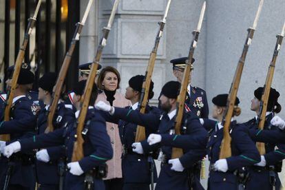 La ministra de Defensa, María Dolores de Cospedal, preside un desfile con motivo de la Vírgen de Loreto, Patrona de Aviación, en Madrid.