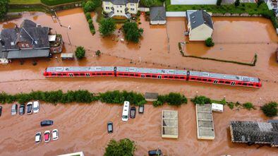 Un tren de cercanías atrapado en la estación de Kordel, Alemania, tras la crecida de las aguas el 15 de julio. En vídeo, la huella del temporal en Alemania a vista de dron. 