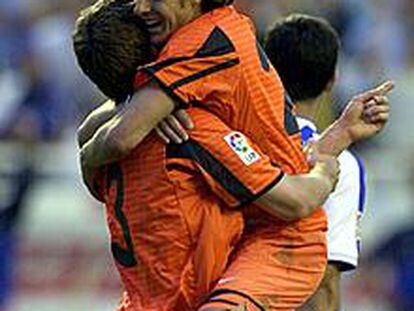 El argentino Aimar abraza a Fabio Aurelio, autor del segundo gol.