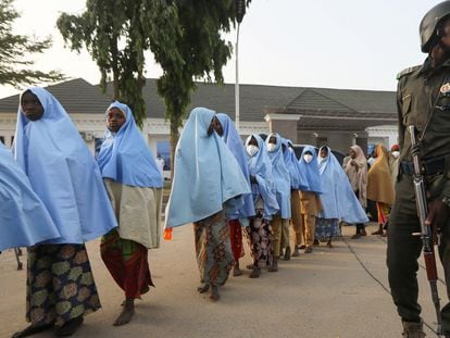 Decenas de niñas secuestradas en Zamfara, en el noroeste de Nigeria, tras ser puestas en libertad el pasado 2 de marzo.