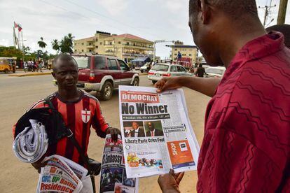 Un vendedor de peri&oacute;dicos en Monrovia, la capital de Liberia, este viernes