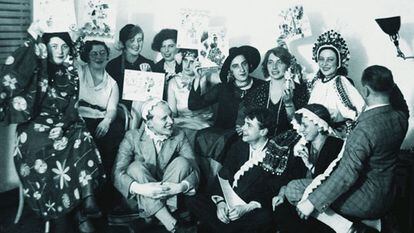 Estudiantes del taller textil de la Bauhaus muestran los diplomas humorísticos entregados por su profesora Gunta Stölz (la segunda por la derecha en la fila de atrás) en septiembre de 1930.