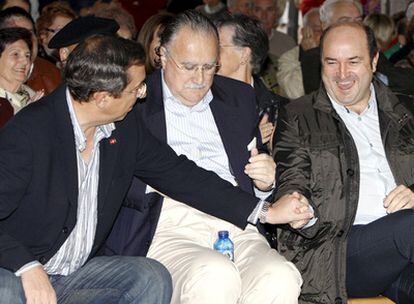 José Luis Bilbao (izquierda), Iñaki Azkuna y Andoni Ortuzar durante el acto político que ha tenido hoy lugar en el barrio bilbaíno de Matiko.