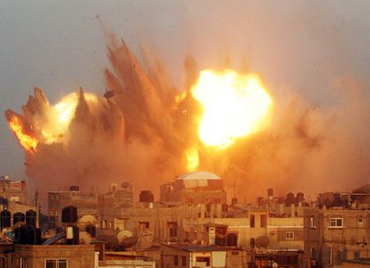 Un edificio es bombardeado en la ciudad palestina de Rafah, el 11 de julio de 2014.