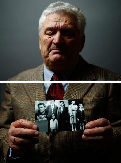 Jacek Nadolny, de 77 años, fue registrado con el número 192685, tenía 7 años cuando fue enviado con su familia a Auschwitz-Birkenau en tren. En enero de 1945 la familia se trasladó a un campo de trabajo en Berlín. En la imagen, Nadolny sostiene una foto de su familia. Varsovia, 7 de enero de 2015.