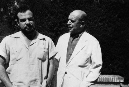 Jaime Gil de Biedma con su padre, Luis Gil de Biedma, en la Nava (Segovia), en 1956, incluida en el libro 'Diarios.1956-1985'.