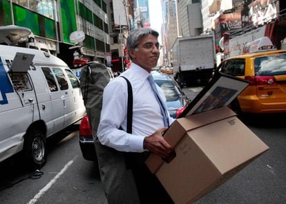 Un empleado de Lehman Brothers en Nueva York, el 15 de septiembre de 2008, con sus pertenencias tras ser despedido.