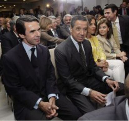 El expresidente del Gobierno José María Aznar (i); el presidente del Club Siglo XXI, Eduardo Zaplana (2i); la esposa de Aznar, Ana Botella (3d); la vicepresidenta del Gobierno, Soraya Saénz de Santamaría (2d), y el ministro de Industria, José Manuel Soria (d), entre otros, antes de la conferencia que Aznar ha ofrecido hoy en la Asociación Cultural Club Siglo XXI, en Madrid.