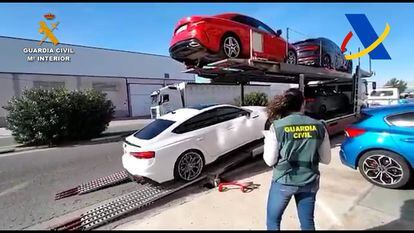 Algunos de los coches incautados en una imagen cedida por la Guardia Civil.