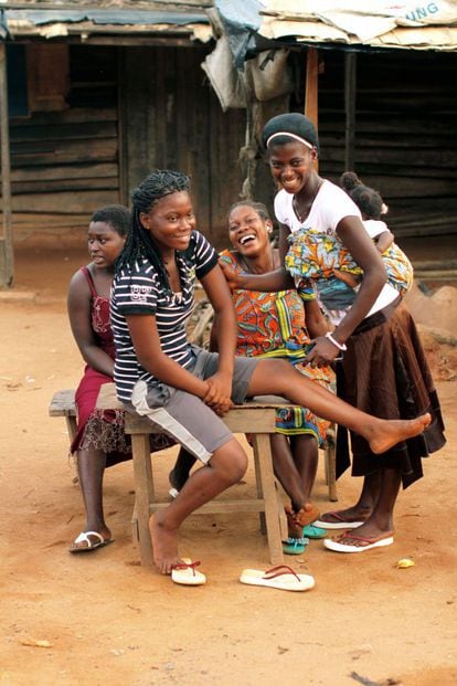 Las cuatro son de la misma generación. Alguna ya es madre y la media de edad no supera los 22 años. Son de padres ghaneses aunque nacidas en esta esquina del mapa marfileño. Se reconocen como hijas de Digboué.
