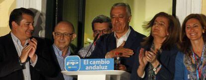 El l&iacute;der del PP, Javier Arenas, durante su comparecencia de esta noche tras conocer el resultado de las elecciones.