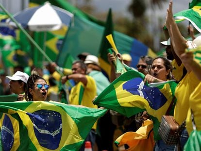 Los partidarios del presidente de Brasil, Jair Bolsonaro, protestan en el Sector Militar Urbano de Brasilia, Brasil, el 1 de noviembre de 2022.