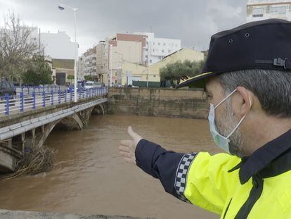 En Burriana (Castellón) se sigue este miércoles mirando con preocupación el aumento del caudal del río Anna.