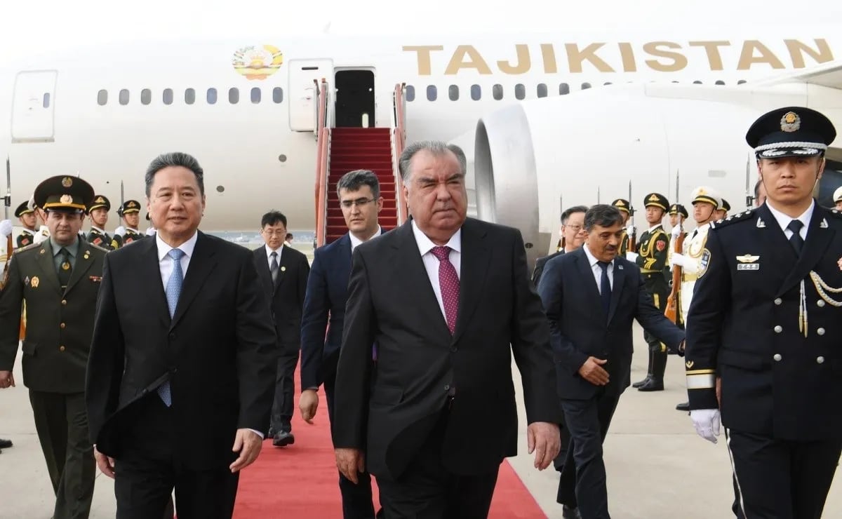 El presidente de Tayikistán estrena el avión que compró al Gobierno de México