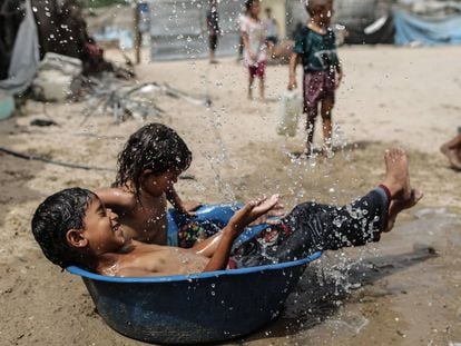 Niños palestinos juegan en el campo de refugiados de Jan Yunis (Franja de Gaza). 