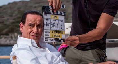 Toni Servillo caracterizado como Silvio Berlusconi en la película de Paolo Sorrentino.