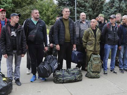 Reclutas rusos, frente a un centro de alistamiento militar situado en Volzhski, región de Volgogrado, el 28 de septiembre.