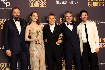 From left, Yorgos Lanthimos, and actors Emma Stone, Willem Dafoe, Mark Ruffalo and Ramy Youssef, the 'Poor Creatures' team, with their awards.