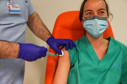 Vacunación contra la covid-19 de una sanitaria del Hospital Infanta Sofía de San Sebastián de los Reyes, Madrid (España), el martes.