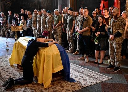 Una madre ucrania llora sobre la tumba de su hijo, fallecido en la guerra, durante un funeral celebrado en Kiev, el 28 de agosto de 2022.