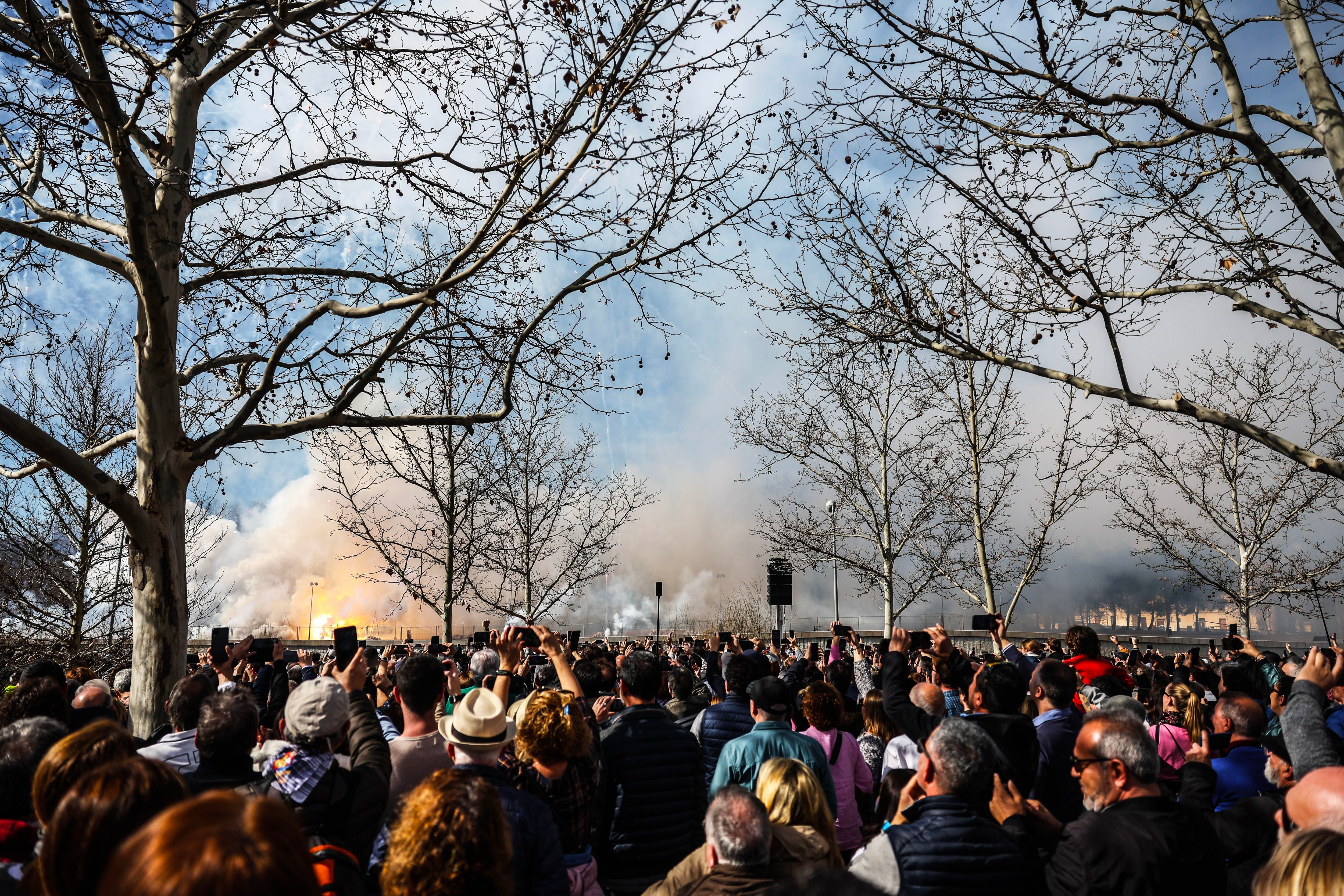 Centenares de personas presencian la 'mascletà' en Madrid Río.