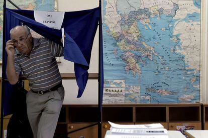 El president de Grècia, Prokopis Pavlópulos, espera que el resultat de les eleccions generals que se celebren aquest diumenge justifiqui l'"enorme sacrifici" que el poble grec ha fet els últims anys. A la imatge, un home abans de votar a Atenes (Grècia).