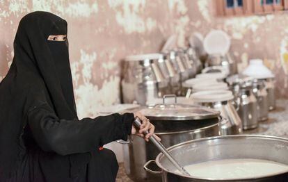 Mujeres yemen&iacute;es preparan leche para venderla en el mercado de Al Hudaydah, al oeste del pa&iacute;s. 