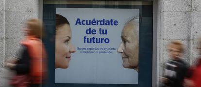 Publicidad de planes de pensiones en el escaparate de una oficina bancaria en Madrid. 