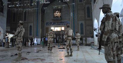 Militares en el templo Lal Shahbaz Qalandar en Sehwan, tras el atentado de este jueves.