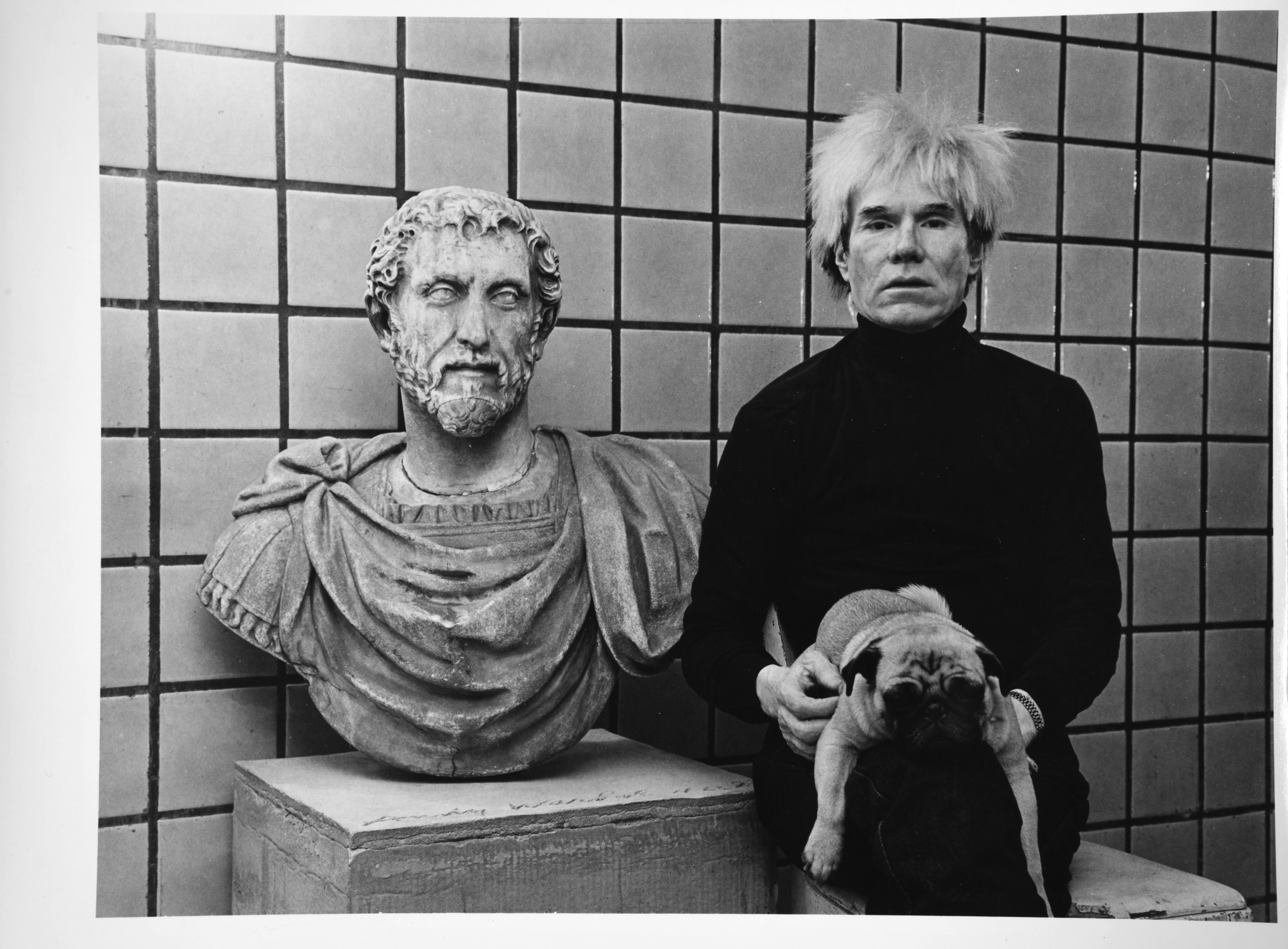 Andy Warhol con el busto romano que le perteneció.